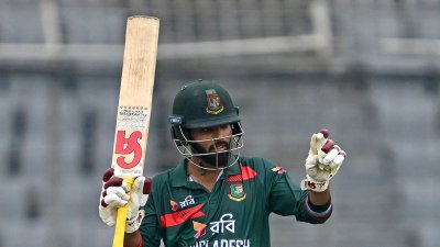 একা লড়াই করেছেন হৃদয়।