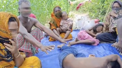 সীমান্তে পলিথিন বিচিয়ে দিন পার করছেন বিএসএফের পুশইন করা ব্যক্তিরা