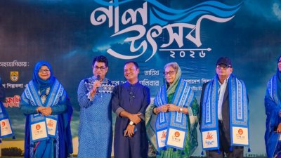 অনুষ্ঠানের বিশেষ অতিথি হিসেবে ছিলেন বরেণ্য অভিনেত্রী দিলারা জামান