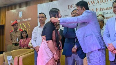 জবি শিক্ষার্থীকে ডিনস অ্যাওয়ার্ড দেন শিক্ষামন্ত্রী আ ন ম এহসানুল হক মিলন। ছবি: বাংলা ট্রিবিউন