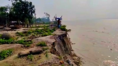 হারিয়ে যাচ্ছে গ্রামটি, নির্ঘুম রাত যমুনা পাড়ের মানুষের
