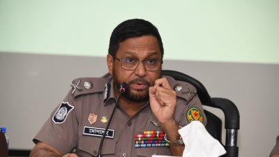 মাসিক অপরাধ পর্যালোচনা সভায় বক্তব্য রাখছেন ডিএমপি কমিশনার মোসলেহ্ উদ্দিন আহমদ