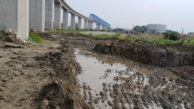 বিষয়টি নিয়ে সমালোচনার মুখে মাটি কাটার কাজ বন্ধ করে দিয়েছেন জেলা প্রশাসনের কর্মকর্তারা