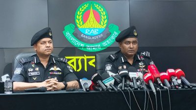 কথা বলছেন র‌্যাব-২ এর অধিনায়ক অতিরিক্ত ডিআইজি নয়মুল হাসান