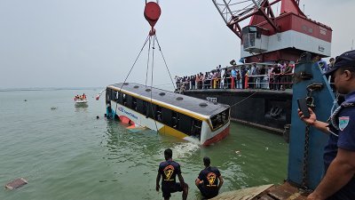 পদ্মা নদীতে ডুবে যাওয়া বাস উত্তোলন (ফাইল ছবি)