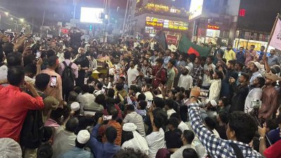 পুলিশের বাধায় সংক্ষিপ্ত সমাবেশ করে মিছিলকারীরা