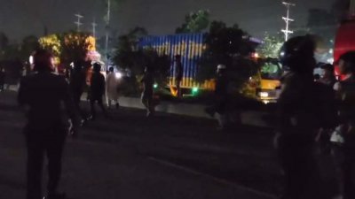 ঢাকা-ময়মনসিংহ মহাসড়ক অবরোধ করে বিক্ষোভ করেন শ্রমিকরা