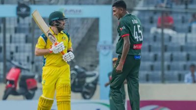টসে জিতে ব্যাটিংয়ে অস্ট্রেলিয়া