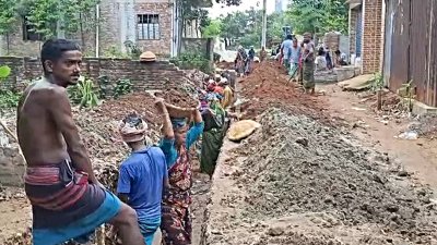 ভুক্তভোগীরা টাকা ফেরতের দাবি তুলেছেন