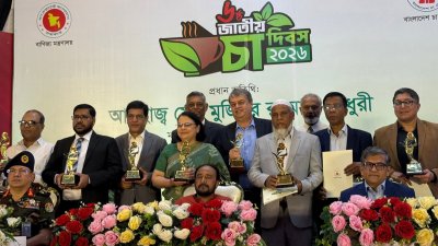 অতিথিদের সঙ্গে পুরস্কারপ্রাপ্তরা
