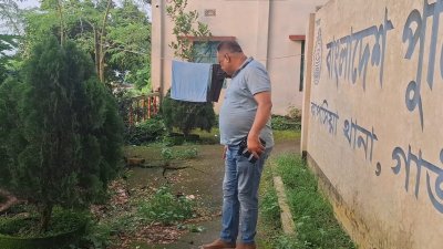 দেবে গেছে মাটি, দেখা দিয়েছে ফাটল। যেকোনও সময় নদীগর্ভে বিলীন হতে পারে কাপাসিয়া থানা