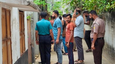 রাজশাহী নগরীর মেহেরচণ্ডি কড়ইতলা মোড় এলাকায় এ ঘটনা ঘটে
