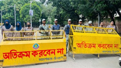 ধানমন্ডি ৩২ নম্বরে নিরাপত্তা জোরদার (ছবি: আহাফুল করিম খান)