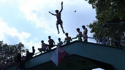 অনেক বাসিন্দারা বিনিদ্র রাত কাটাচ্ছেন। ছবি: রয়টার্স