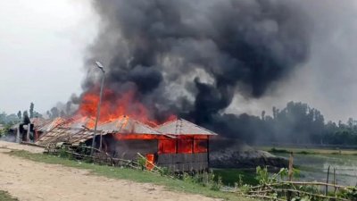 গাইবান্ধা একটি রেস্টুরেন্টে ছয় বছরের এক শিশুকে ধর্ষণচেষ্টার অভিযোগে রেস্টুরেন্টটি আগুন দিয়ে পুড়িয়ে দিয়েছে স্থানীয় জনতা