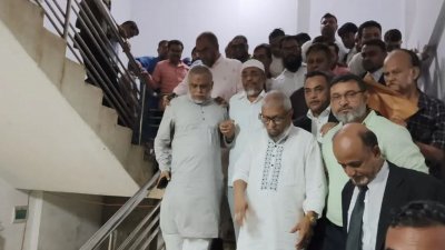 খালাস পাওয়ার পর আদালত থেকে বেরিয়ে আসছেন সাবেক স্বরাষ্ট্র প্রতিমন্ত্রী লুৎফুজ্জামান বাবর, প্রবাসীকল্যাণ ও বৈদেশিক কর্মসংস্থানমন্ত্রী আরিফুল হক চৌধুরীসহ অন্যরা