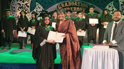 শিক্ষার্থীদের হাতে সনদ তুলে দেন অনুজীববিজ্ঞানী এবং চাইল্ড হেলথ রিসার্চ ফাউন্ডেশনের ডেপুটি নির্বাহী পরিচালক ড. সেজুতি সাহা (ছবি: সংগৃহীত)।