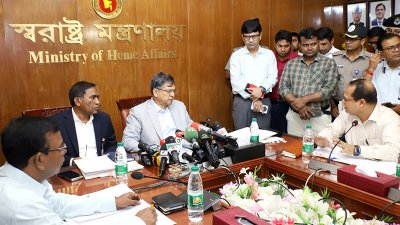 সাংবাদিকদের এক ব্রিফিং করেন স্বরাষ্ট্রমন্ত্রী সালাউদ্দিন আহমদ