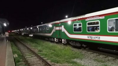 চট্টগ্রামের সঙ্গে সারা দেশের রেল যোগাযোগ শুরু হয়েছে