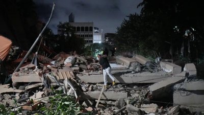 ভেনিজুয়েলার রাজধানী কারাকাসে পরপর দুটি শক্তিশালী ভূমিকম্পে ভবন ধসে পড়েছে। ছবি: এপি