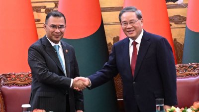 চীনের প্রধানমন্ত্রী লি ছিয়াংয়ের সঙ্গে দ্বিপাক্ষিক বৈঠক করেছেন বাংলাদেশের প্রধানমন্ত্রী তারেক রহমান