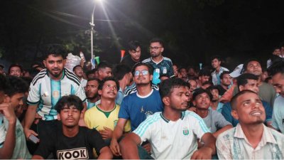 ঢাকা বিশ্ববিদ্যালয় (ঢাবি) ক্যাম্পাসে বিশ্বকাপ ফুটবল ম্যাচ উপভোগ করছেন শিক্ষার্থীরা