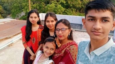 লক্ষ্মীপুরের রায়পুরে মা ও দুই মেয়েকে কুপিয়ে হত্যার ঘটনায় আহত মেজো মেয়ে নাফিজা আক্তার ইকরাও মারা গেছে
