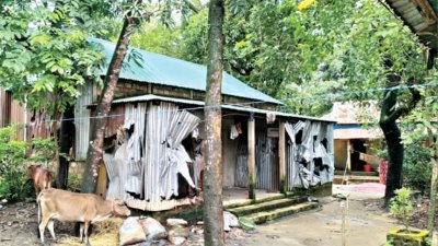 ভাঙচুর করা বাড়িঘর