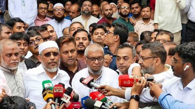 খালাস পাওয়ার পর আদালত থেকে বেরিয়ে সাংবাদিকদের সঙ্গে কথা বলেন প্রবাসীকল্যাণমন্ত্রী আরিফুল হক চৌধুরী ও সাবেক স্বরাষ্ট্র প্রতিমন্ত্রী লুৎফুজ্জামান বাবর