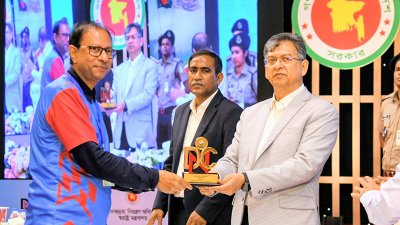 স্বরাষ্ট্রমন্ত্রী সালাহউদ্দিন আহমদ পুরস্কার দেন
