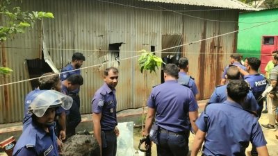 ঘটনাস্থলে পুলিশ