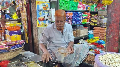 নয়াবাজারের এক মুদি দোকানদার। ছবি: প্রতিবেদক