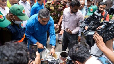 বনানীর ১৮, ২১ ও ২৪ নম্বর সড়কে এডিস মশার লার্ভা অনুসন্ধান ও ধ্বংসে বিশেষ অভিযানে অংশ নেন প্রতিমন্ত্রী মীর শাহে আলম