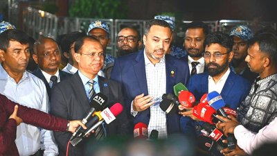 সাংবাদিকদের সঙ্গে কথা বলছেন মাহদী আমিন