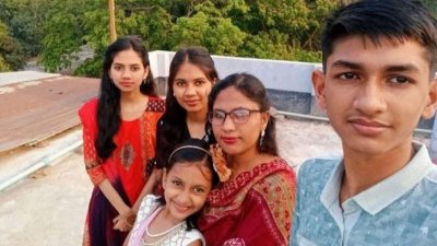 মা ও বোনদের সঙ্গে সিফাত