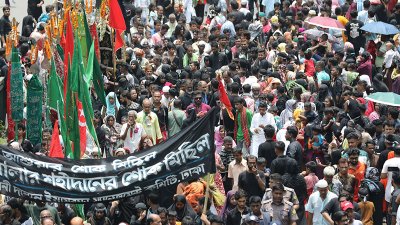 ঐতিহাসিক হোসেনি দালান ইমামবাড়া থেকে তাজিয়া মিছিল বের করেছেন শিয়া সম্প্রদায়ের মানুষেরা
