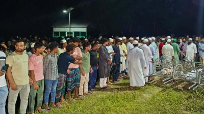 নিহত মা ও তার তিন মেয়েকে কুমিল্লার হোমনা উপজেলার পারিবারিক কবরস্থানে পাশাপাশি দাফন করা হয়েছে