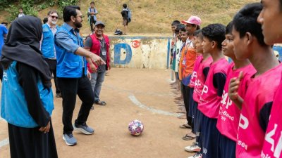 রোহিঙ্গা তরুণদের সঙ্গে তাহসান খান (ছবি: সংগৃহীত)।