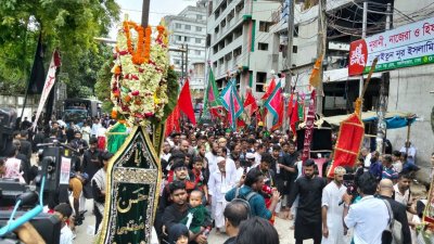 ঐতিহাসিক হোসেনি দালান ইমামবাড়া থেকে বের হয়েছে তাজিয়া মিছিল। ছবি: বাংলা ট্রিবিউন