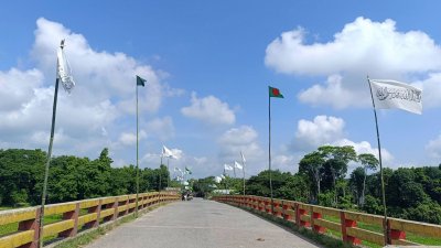 দেশের বিভিন্ন স্থানে এমন আরবি লেখা সম্বলিত পতাকা দেখা যাচ্ছে