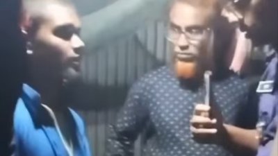নীল জামা পরিহিত অভিযুক্তকে আটক করেছে পুলিশ