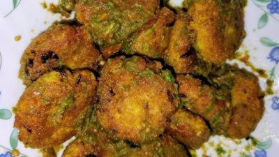 কুমড়াপাতায় মোড়ানো টাকি মাছের চপ (ছবি: সংগৃহীত)।