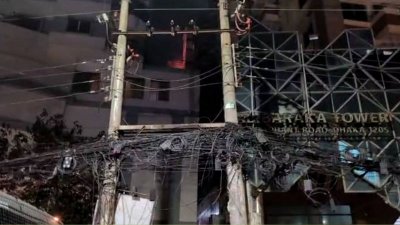 রাজধানীর কাঁটাবনে ‘আল বারাকা’ নামে একটি ১৪ তলা আবাসিক ভবনের ১২ তলায় আগুন লেগেছে