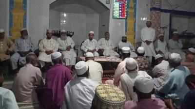 মসজিদে চেয়ার-টেবিল বসিয়ে জামায়াতে ইসলামীর দলীয় সভা