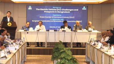 বৈদ্যুতিক যানবাহনের (ইভি) ব্যবহার নিয়ে অনুষ্ঠিত সেমিনারে অতিথিরা। ছবি: বাংলা ট্রিবিউন