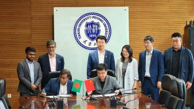 সমঝোতা স্বাক্ষর করেন ইউজিসির চেয়ারম্যান অধ্যাপক ড. মামুন আহমেদ ও চীনের তিয়ানজিন বিশ্ববিদ্যালয়ের ভাইস প্রেসিডেন্ট অধ্যাপক মিং দং। ছবি: সংগৃহীত
