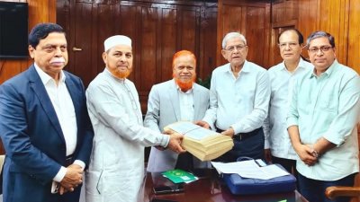 স্থানীয় সরকার, পল্লী উন্নয়ন ও সমবায় মন্ত্রী মির্জা ফখরুল ইসলাম আলমগীর বরাদ্দপত্র হস্তান্তর করেন