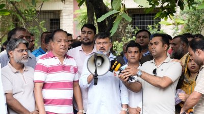 কথা বলছেন ডিএনসিসি প্রশাসক মো. শফিকুল ইসলাম খান