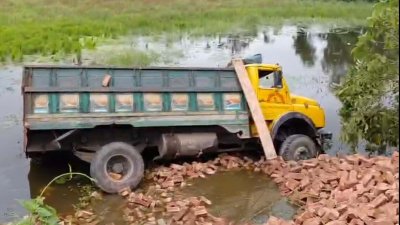ইটবোঝাই ট্রাকটি নিয়ন্ত্রণ হারিয়ে সড়কের পাশে খাদে পড়ে যায়