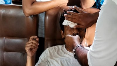 ওই যাত্রীকে চিকিৎসা দেওয়া হচ্ছে